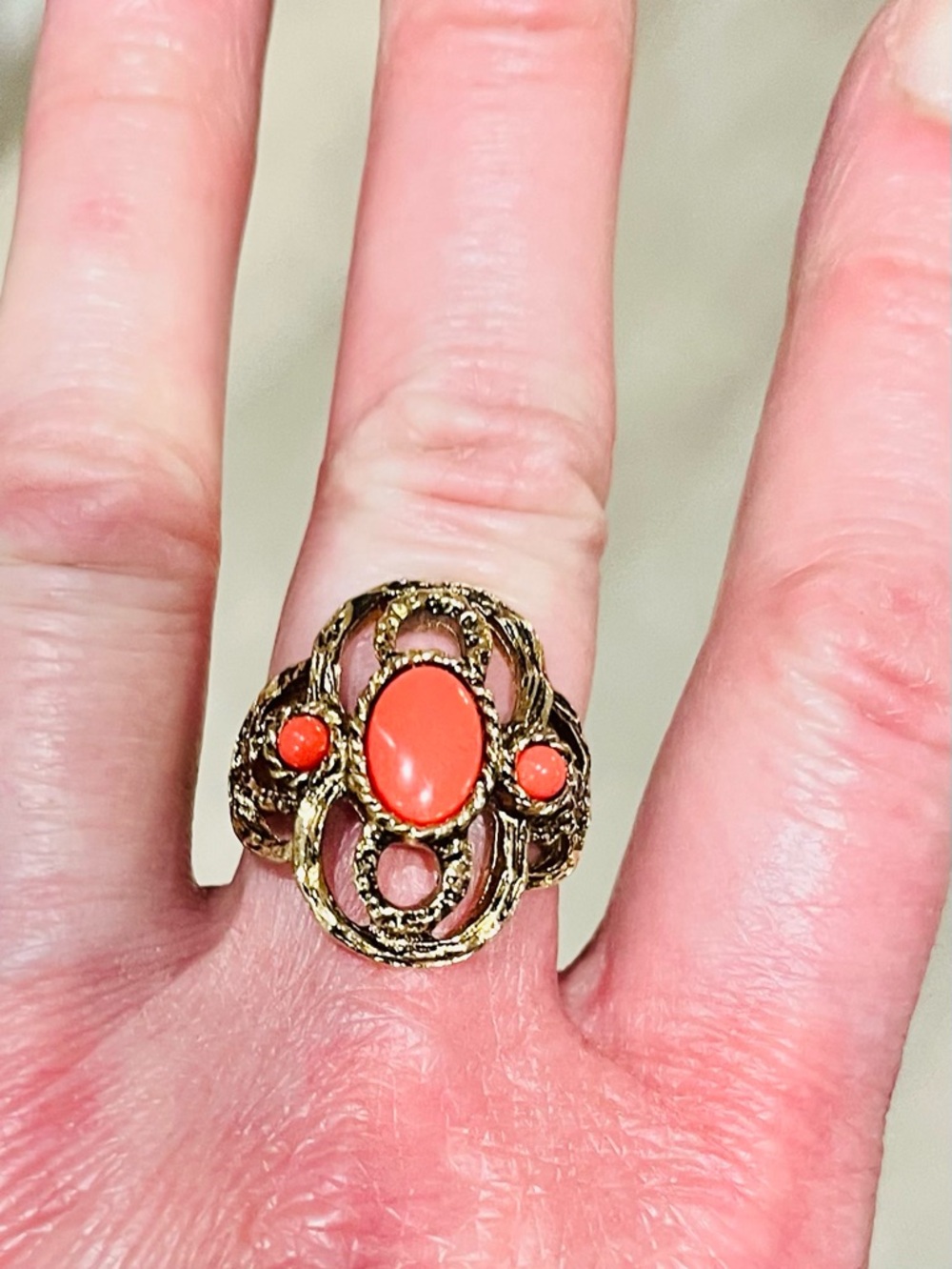 Vintage Caroline Emmons Coral Lucite Ring Ornate Gold Tone Filigree Size 7.25